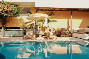 Bananier près d’une piscine